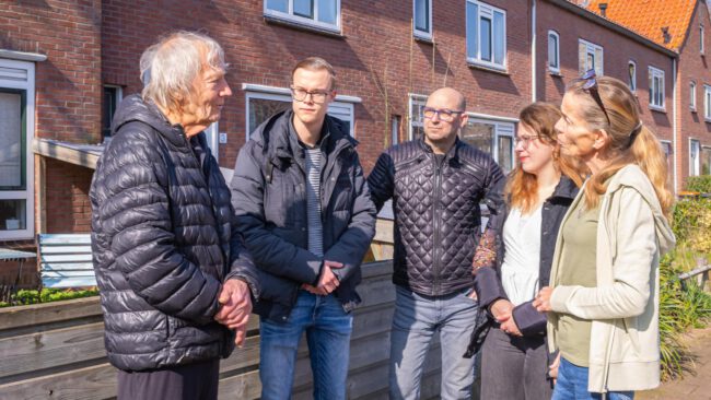 Andr Thomsen in gesprek met bewoners van de Vijandtstraat en raadsleden Renzo van Houten en Lisa Kl